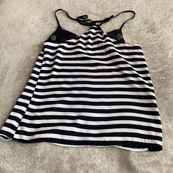 Two reversible and adjustable strapped tanks - Picture 6 of 7